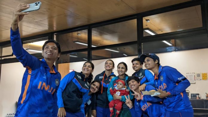 Indian Women Cricketers Takes Selfie With Pakistan Captain Mahroof and Her Daughter