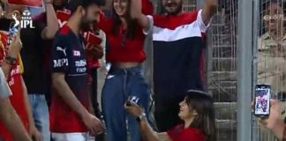 Fans Love Proposal In IPL