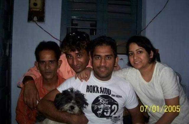 dhoni with his brother and sister
